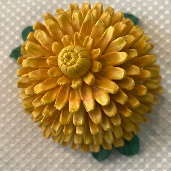 Vintage resin chrysanthemum hinged trinket box w/gold trim & pink stone EVC - Picture 3 of 7